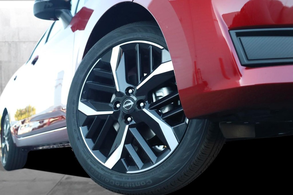 Nissan Versa Vehicle Full-screen Gallery Image 3