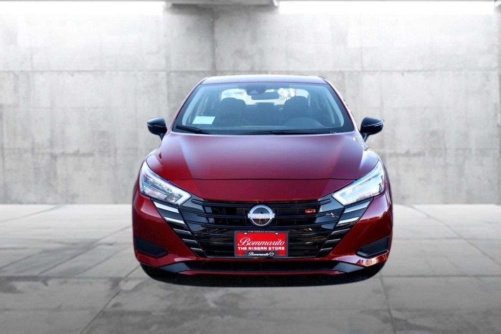 Nissan Versa Vehicle Full-screen Gallery Image 4