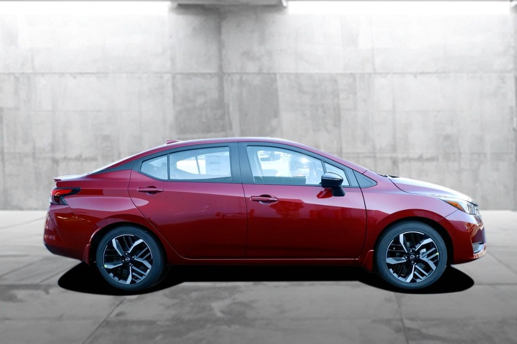 Nissan Versa Vehicle Full-screen Gallery Image 5