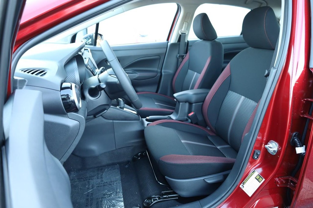 Nissan Versa Vehicle Full-screen Gallery Image 8