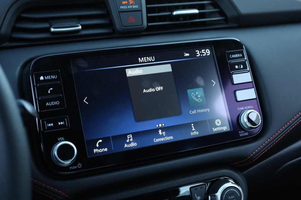 Nissan Versa Vehicle Full-screen Gallery Image 11