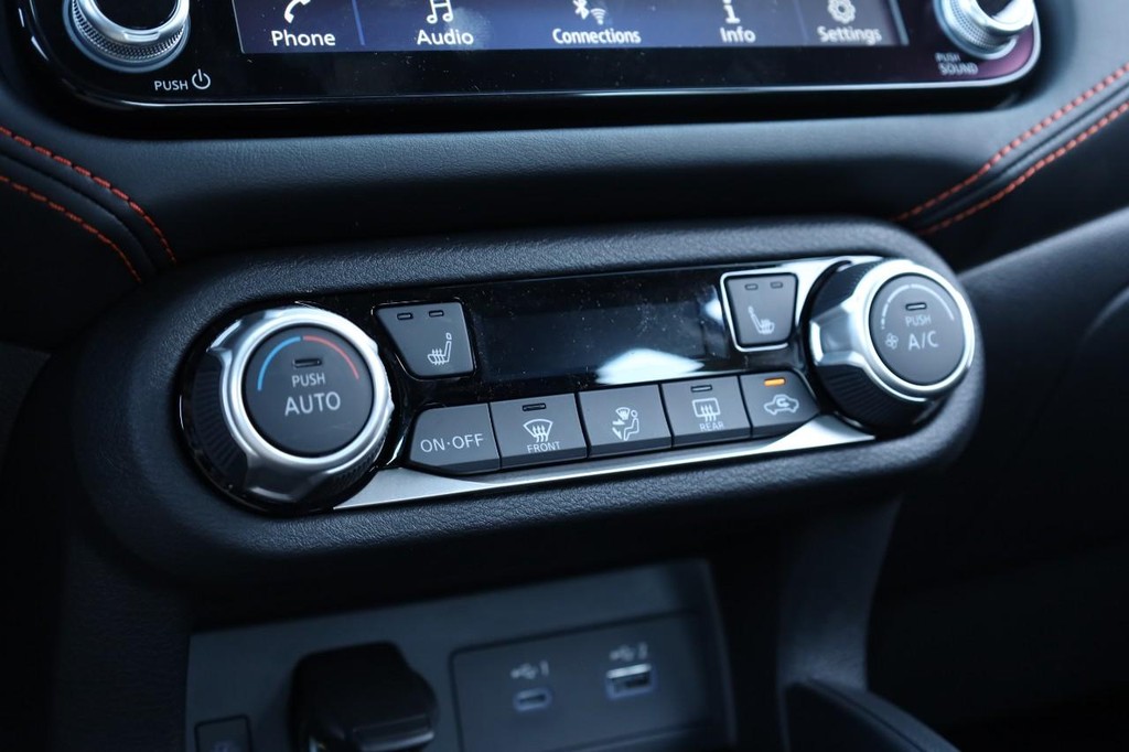 Nissan Versa Vehicle Full-screen Gallery Image 13