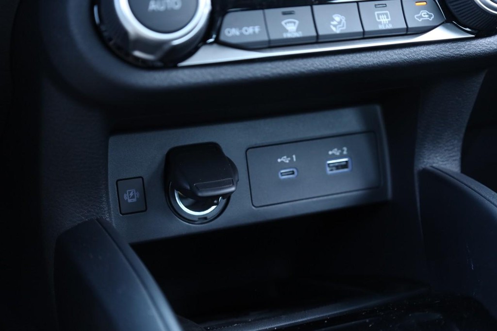 Nissan Versa Vehicle Full-screen Gallery Image 14