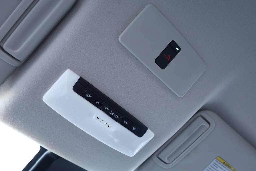 Nissan Versa Vehicle Full-screen Gallery Image 16