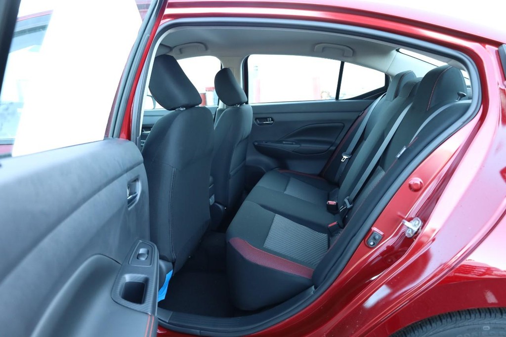 Nissan Versa Vehicle Full-screen Gallery Image 19