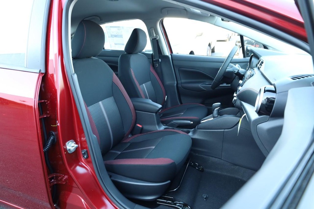 Nissan Versa Vehicle Full-screen Gallery Image 23