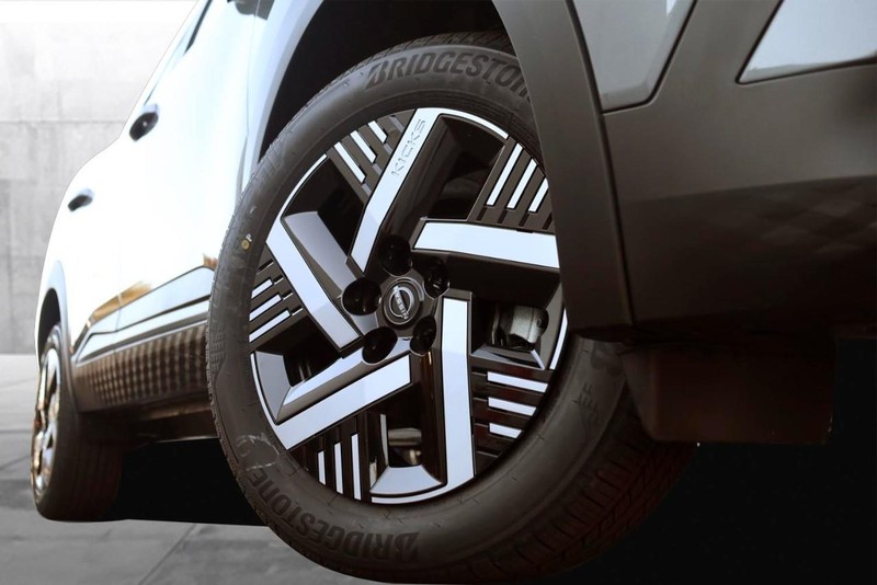 Nissan Kicks Vehicle Image 03