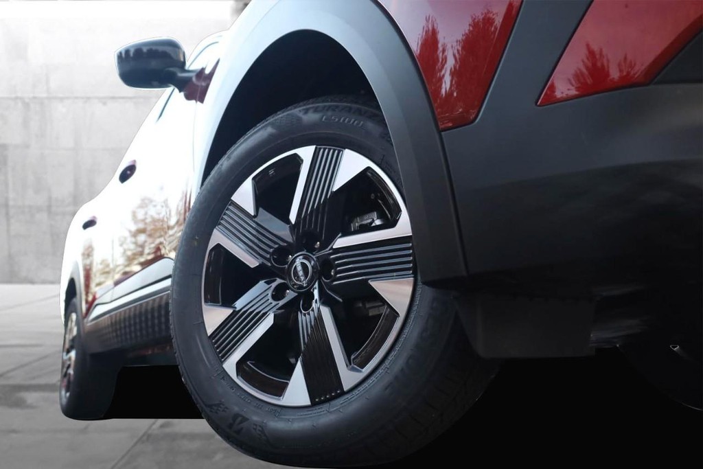 Nissan Kicks Vehicle Full-screen Gallery Image 3