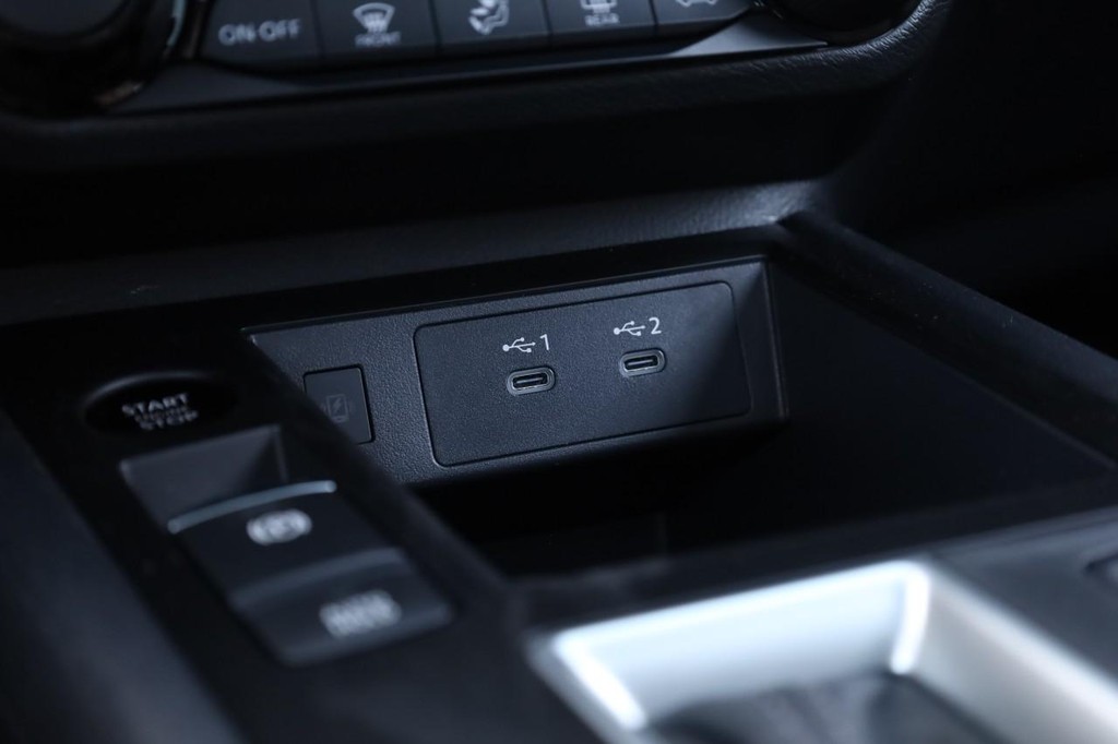 Nissan Kicks Vehicle Full-screen Gallery Image 17