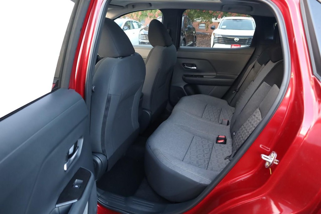 Nissan Kicks Vehicle Full-screen Gallery Image 22