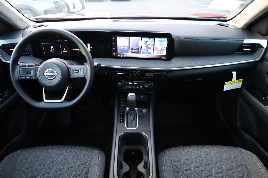 Nissan Kicks Vehicle Full-screen Gallery Image 23