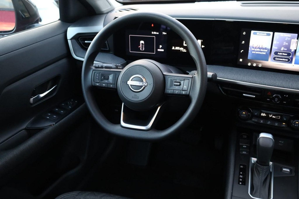 Nissan Kicks Vehicle Full-screen Gallery Image 24