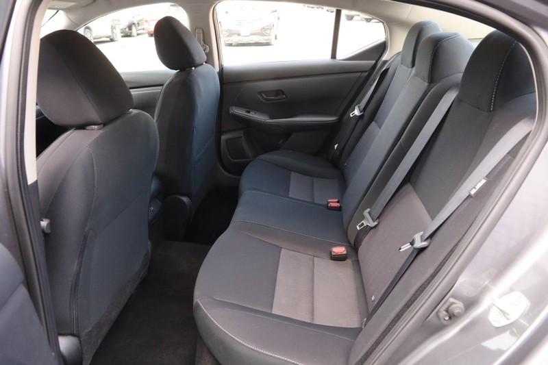 Nissan Sentra Vehicle Image 09