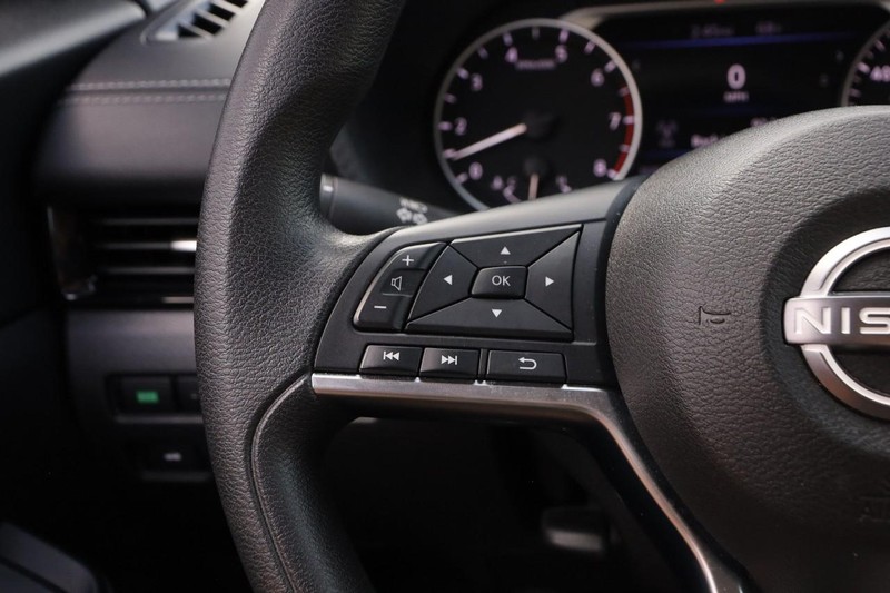 Nissan Sentra Vehicle Image 11