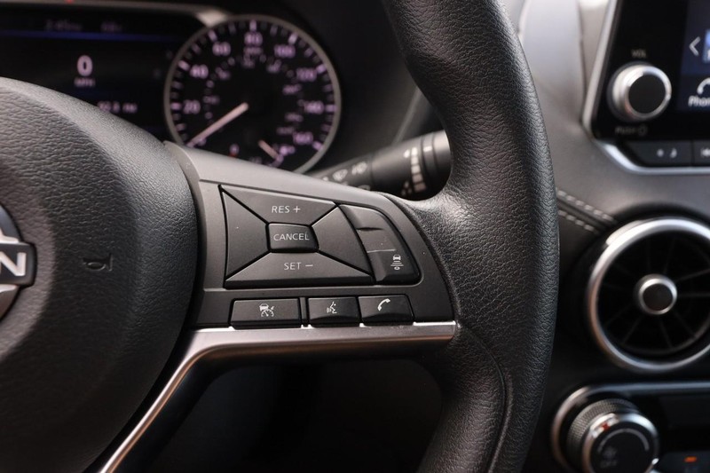 Nissan Sentra Vehicle Image 12