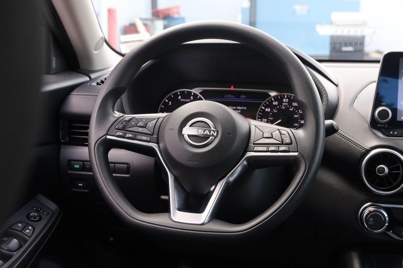 Nissan Sentra Vehicle Image 21