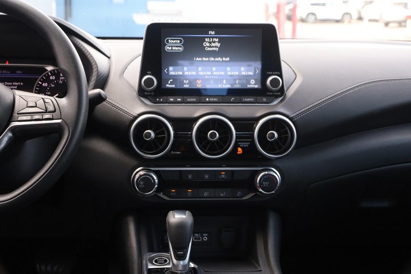 Nissan Sentra Vehicle Image 22
