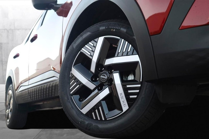 Nissan Kicks Vehicle Image 03