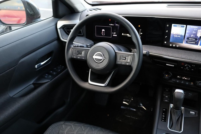 Nissan Kicks Vehicle Image 23