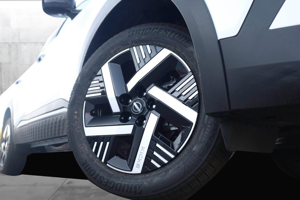 Nissan Kicks Vehicle Full-screen Gallery Image 3