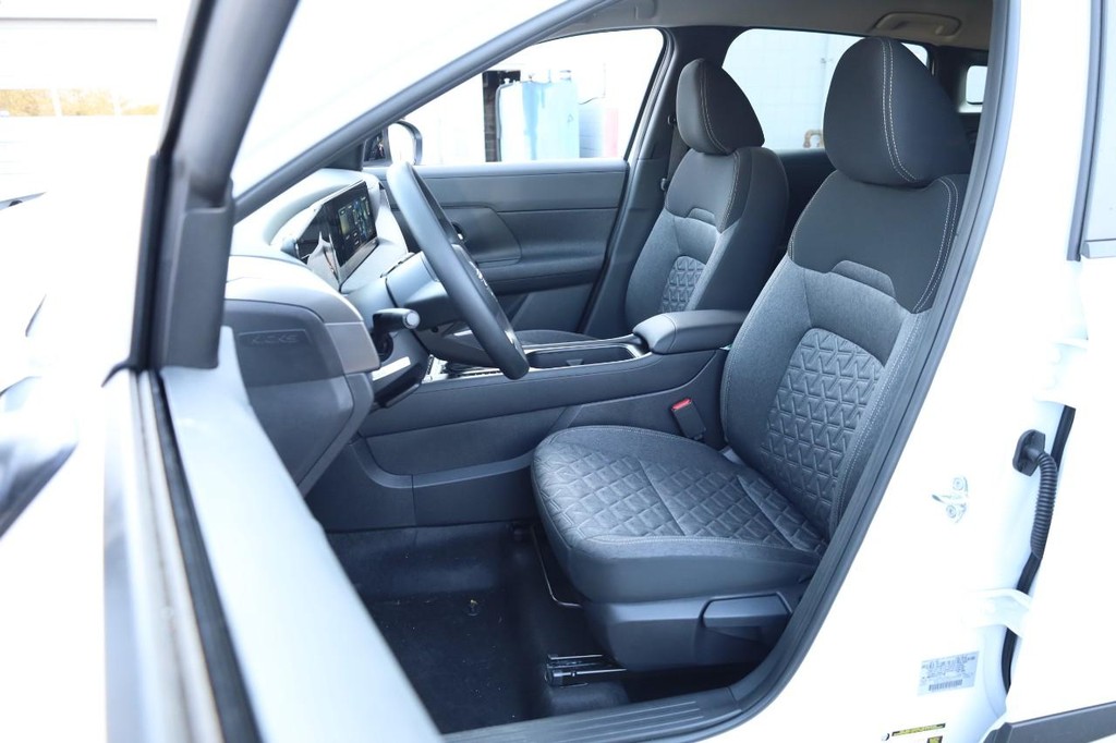 Nissan Kicks Vehicle Full-screen Gallery Image 8