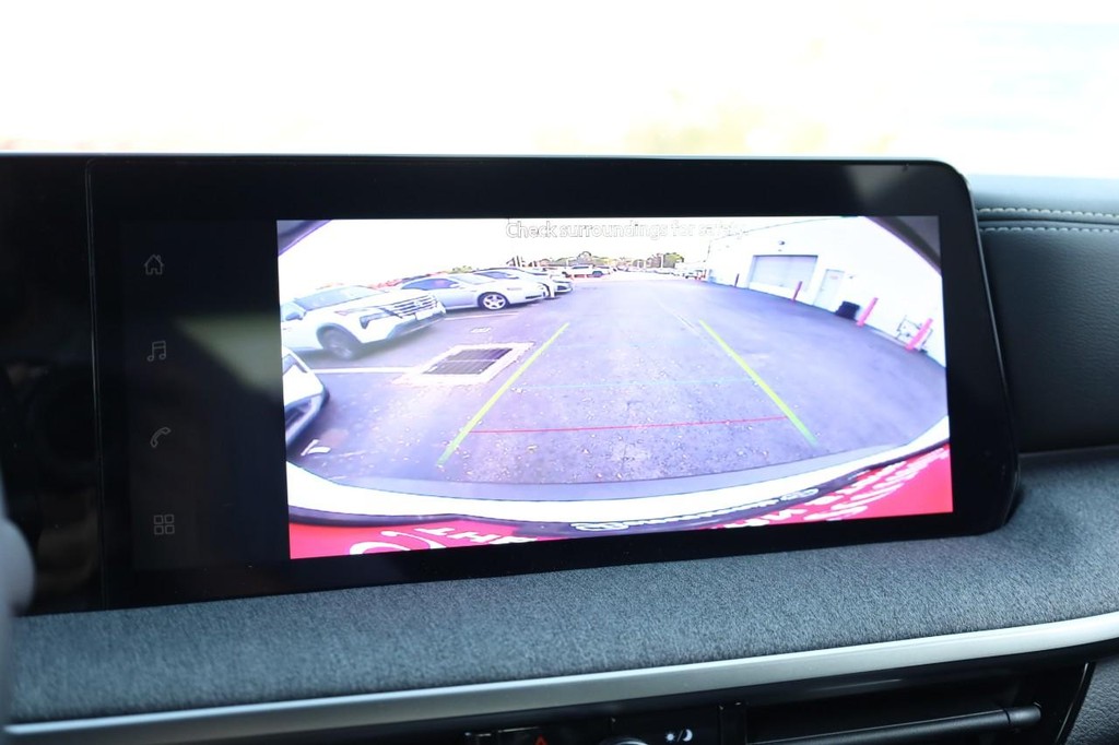 Nissan Kicks Vehicle Full-screen Gallery Image 12