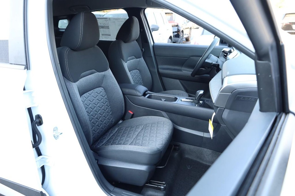 Nissan Kicks Vehicle Full-screen Gallery Image 24