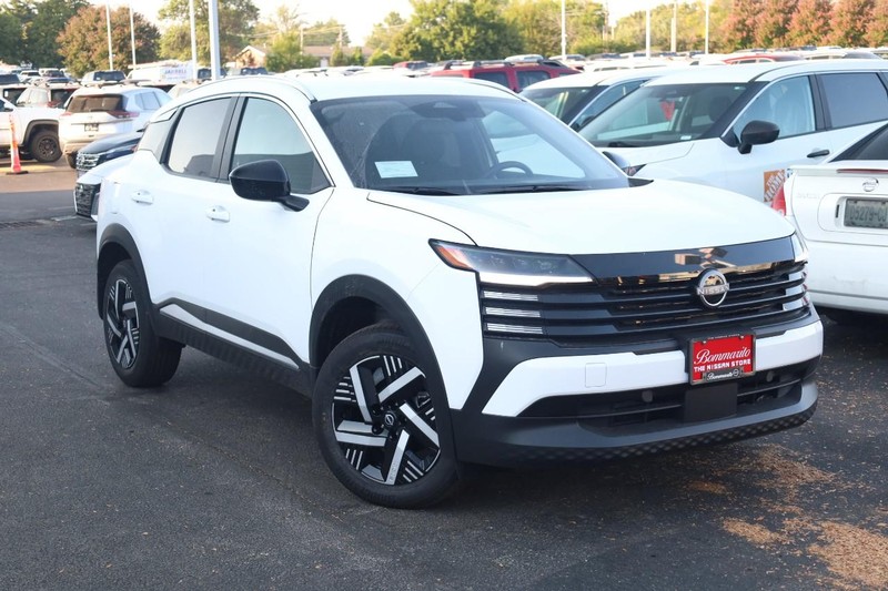 Nissan Kicks Vehicle Image 02