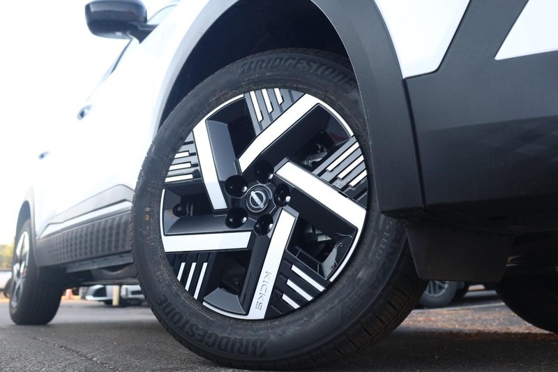 Nissan Kicks Vehicle Image 03