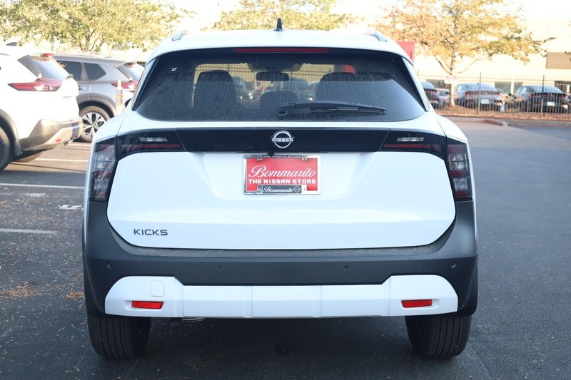 Nissan Kicks Vehicle Image 06