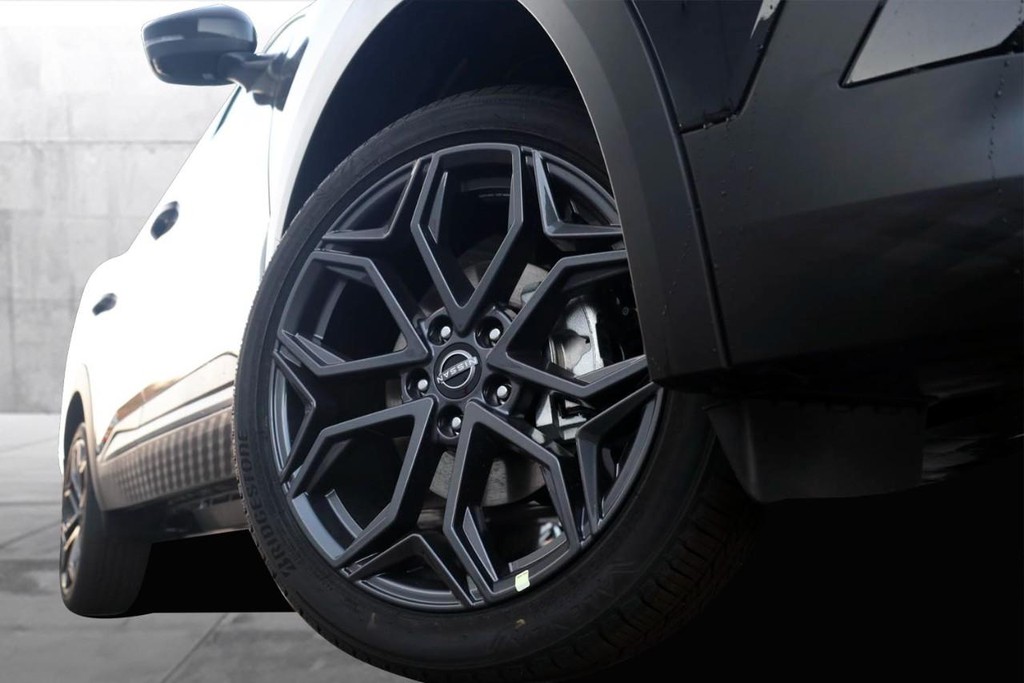 Nissan Kicks Vehicle Full-screen Gallery Image 3