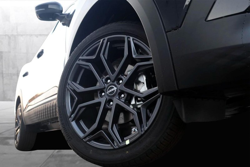 Nissan Kicks Vehicle Full-screen Gallery Image 3