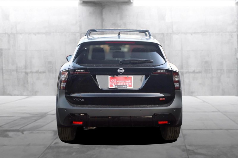 Nissan Kicks Vehicle Full-screen Gallery Image 6