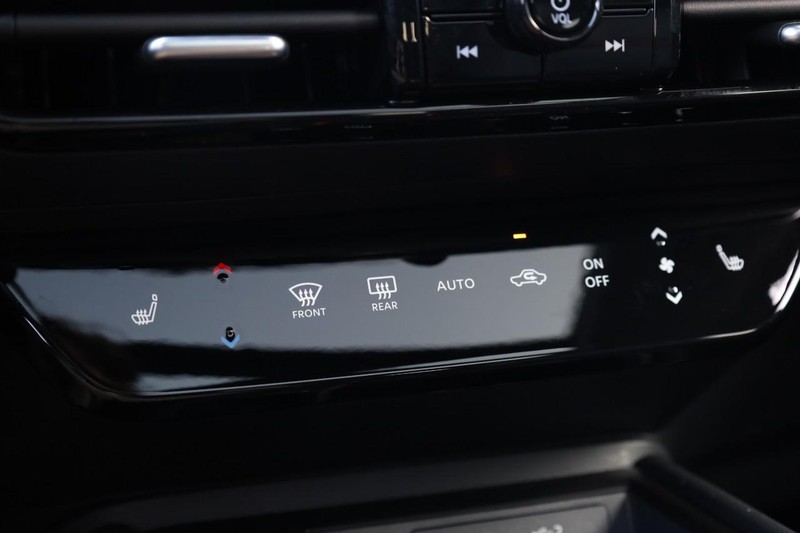 Nissan Kicks Vehicle Full-screen Gallery Image 16