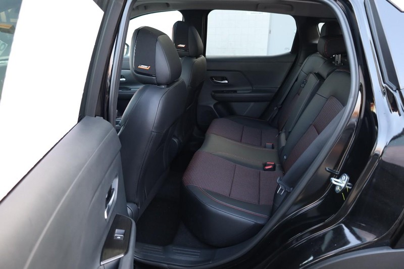 Nissan Kicks Vehicle Full-screen Gallery Image 23