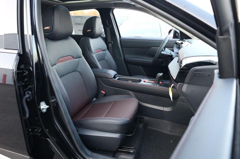 Nissan Kicks Vehicle Full-screen Gallery Image 27