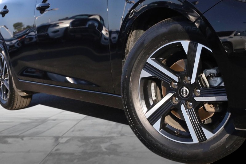 Nissan Sentra Vehicle Image 03