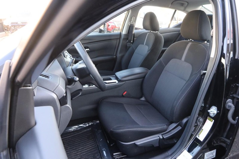 Nissan Sentra Vehicle Image 08