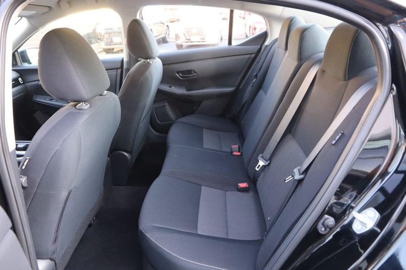 Nissan Sentra Vehicle Image 09