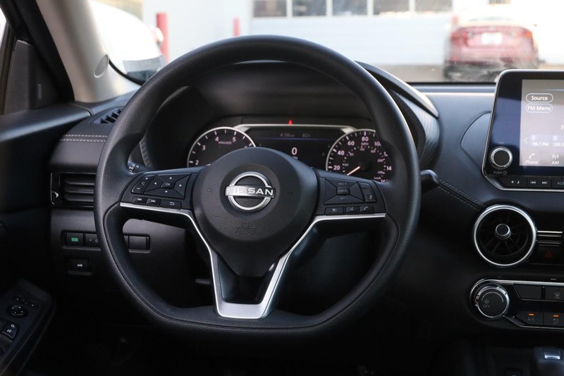 Nissan Sentra Vehicle Image 21