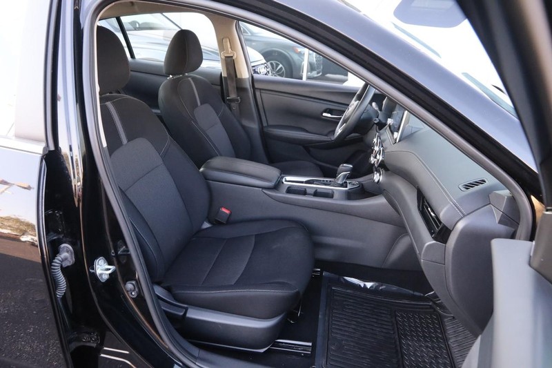 Nissan Sentra Vehicle Image 24