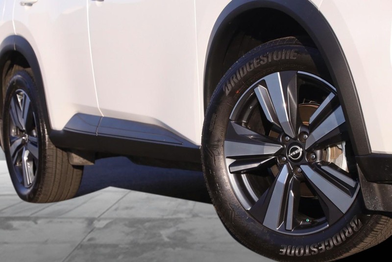 Nissan Rogue Vehicle Image 03