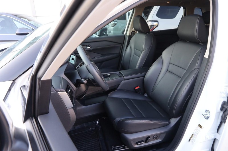 Nissan Rogue Vehicle Image 10