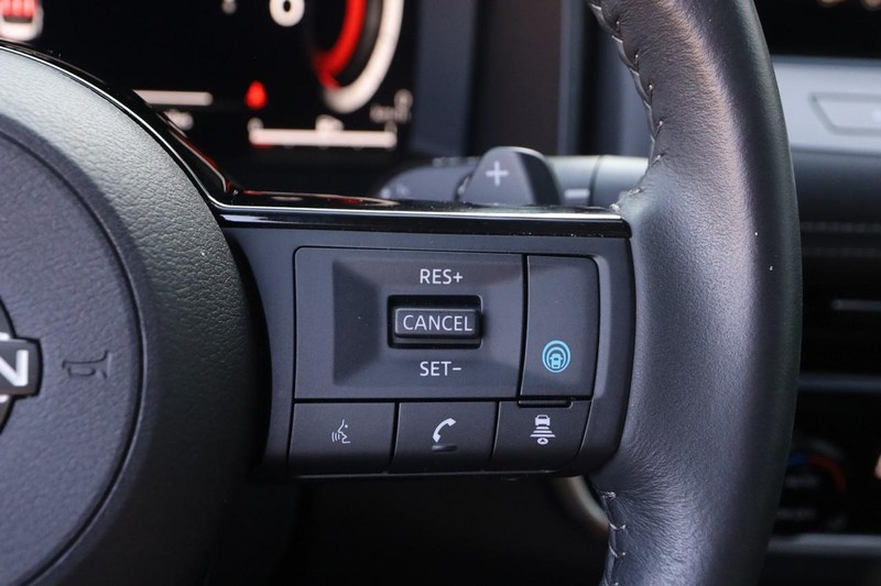 Nissan Rogue Vehicle Image 14