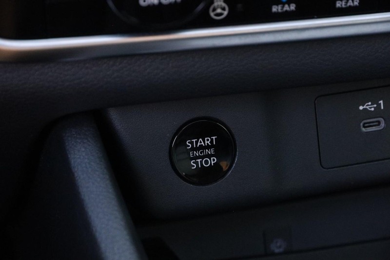 Nissan Rogue Vehicle Image 16