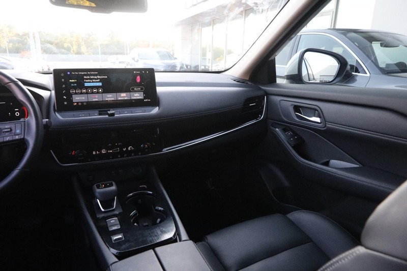 Nissan Rogue Vehicle Image 25