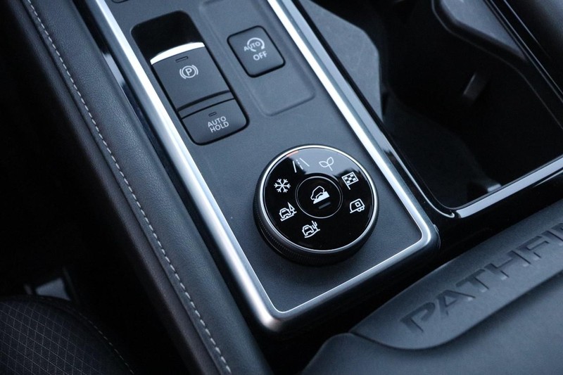 Nissan Pathfinder Vehicle Image 18