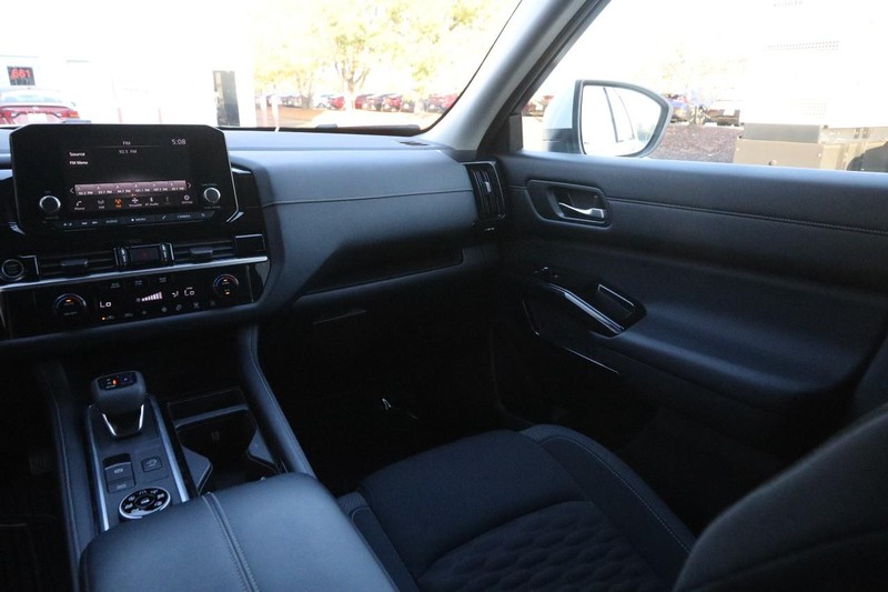 Nissan Pathfinder Vehicle Image 23