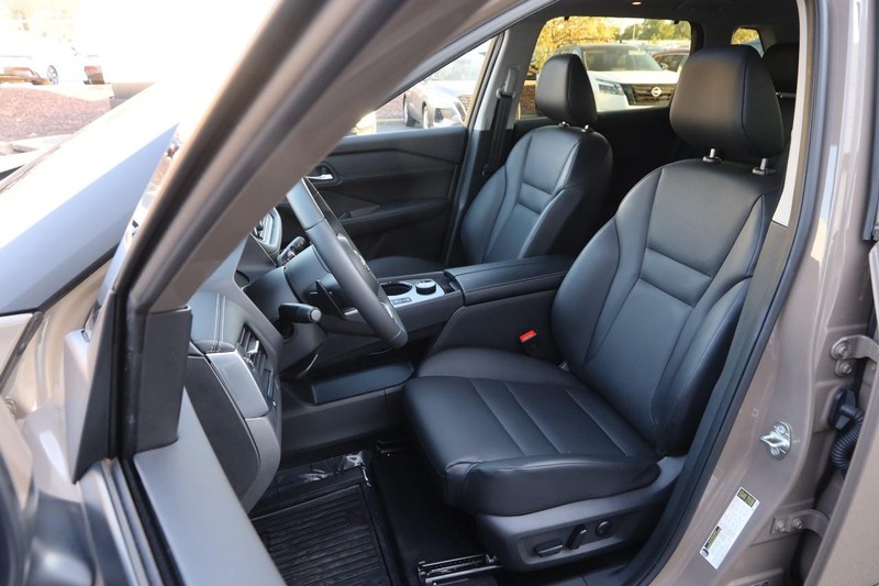 Nissan Rogue Vehicle Image 10