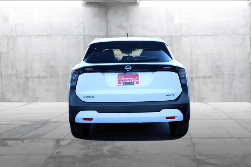 Nissan Kicks Vehicle Image 06